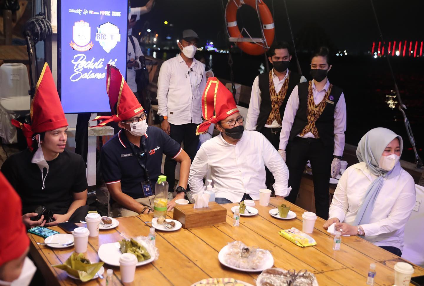 Sandiaga dan Atta Halilintar Nikmati Kuliner di Pantai Losari, Danny Pomanto Paparkan 8 Program Unggulan Pariwisata